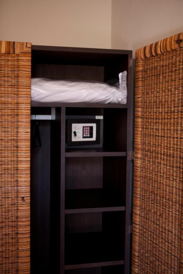 Insula Hotel Фавиняна Екстериор снимка