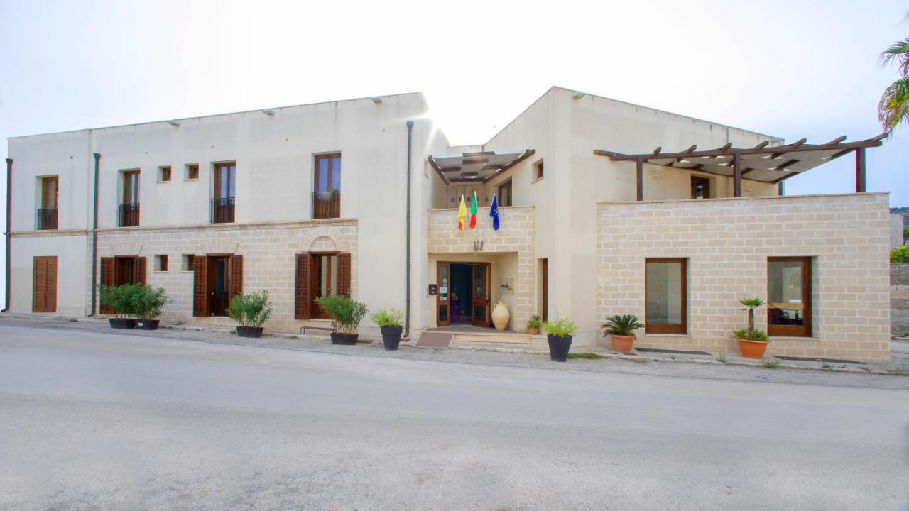 Insula Hotel Фавиняна Екстериор снимка