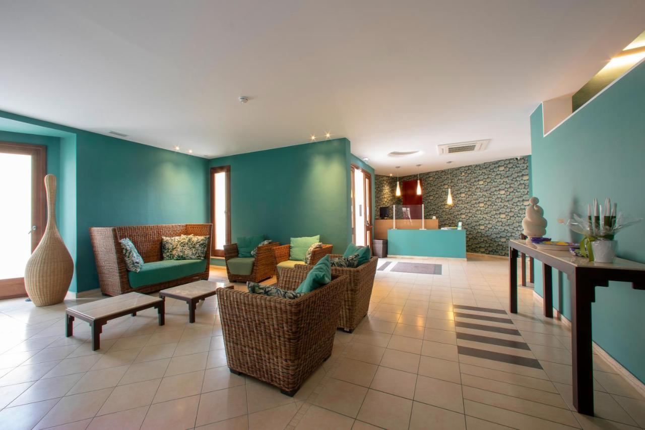 Insula Hotel Фавиняна Екстериор снимка