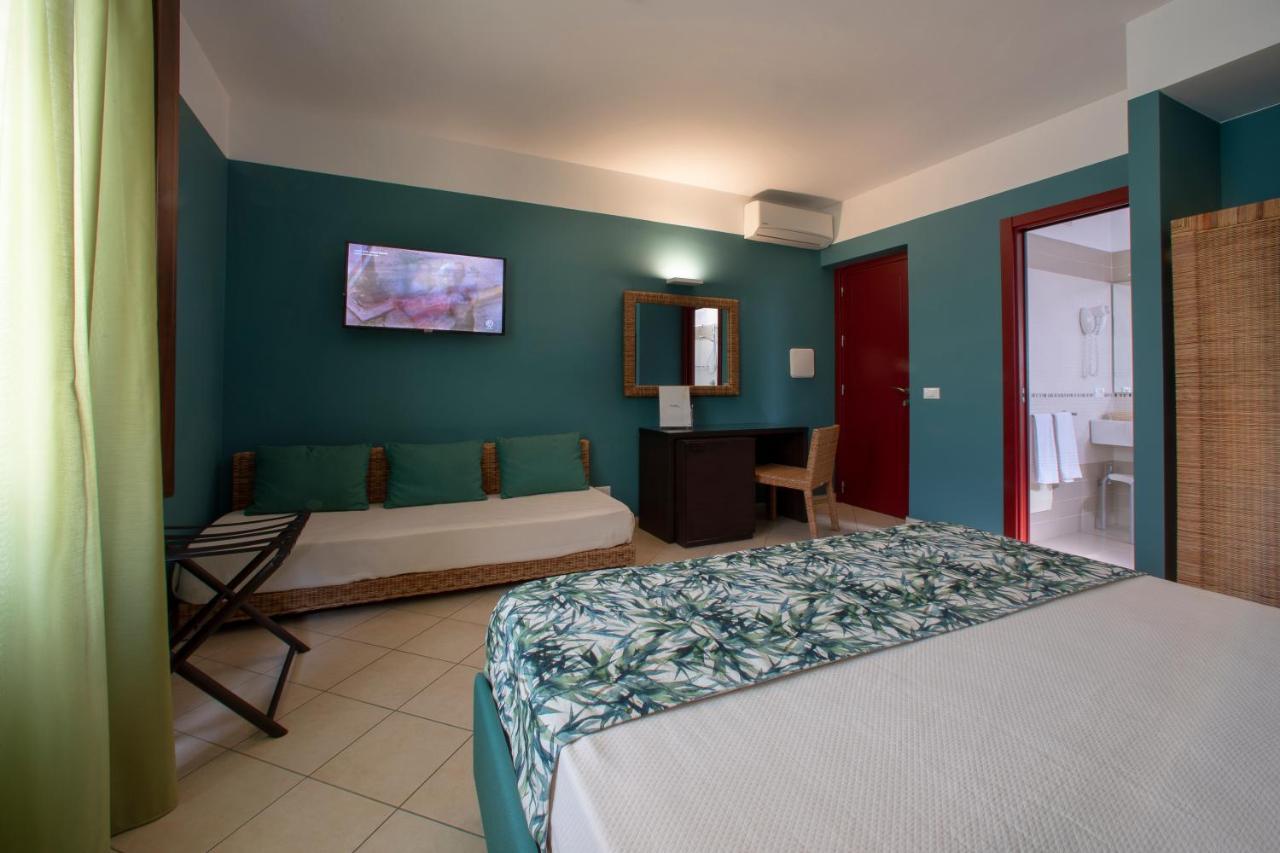 Insula Hotel Фавиняна Екстериор снимка