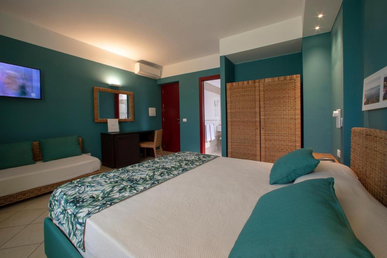 Insula Hotel Фавиняна Екстериор снимка