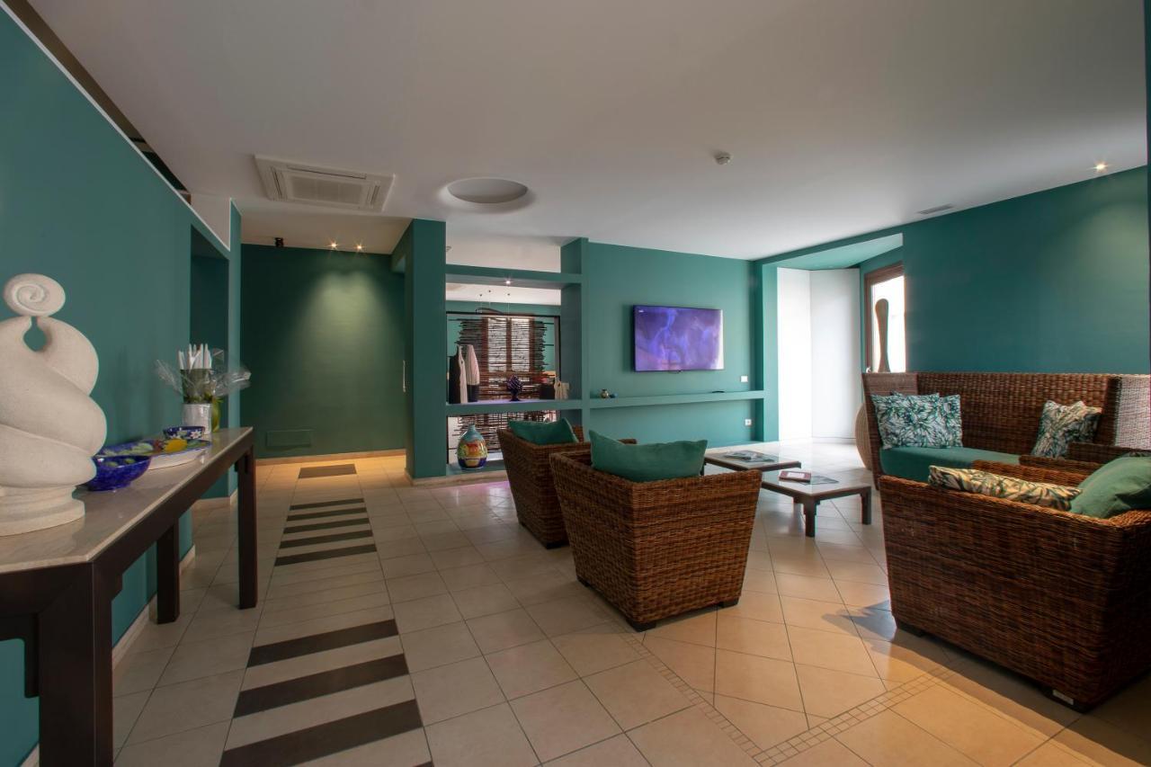 Insula Hotel Фавиняна Екстериор снимка