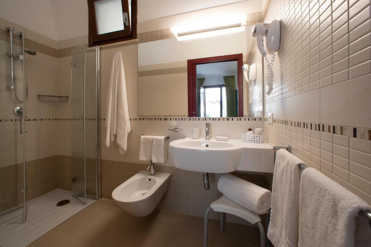 Insula Hotel Фавиняна Екстериор снимка