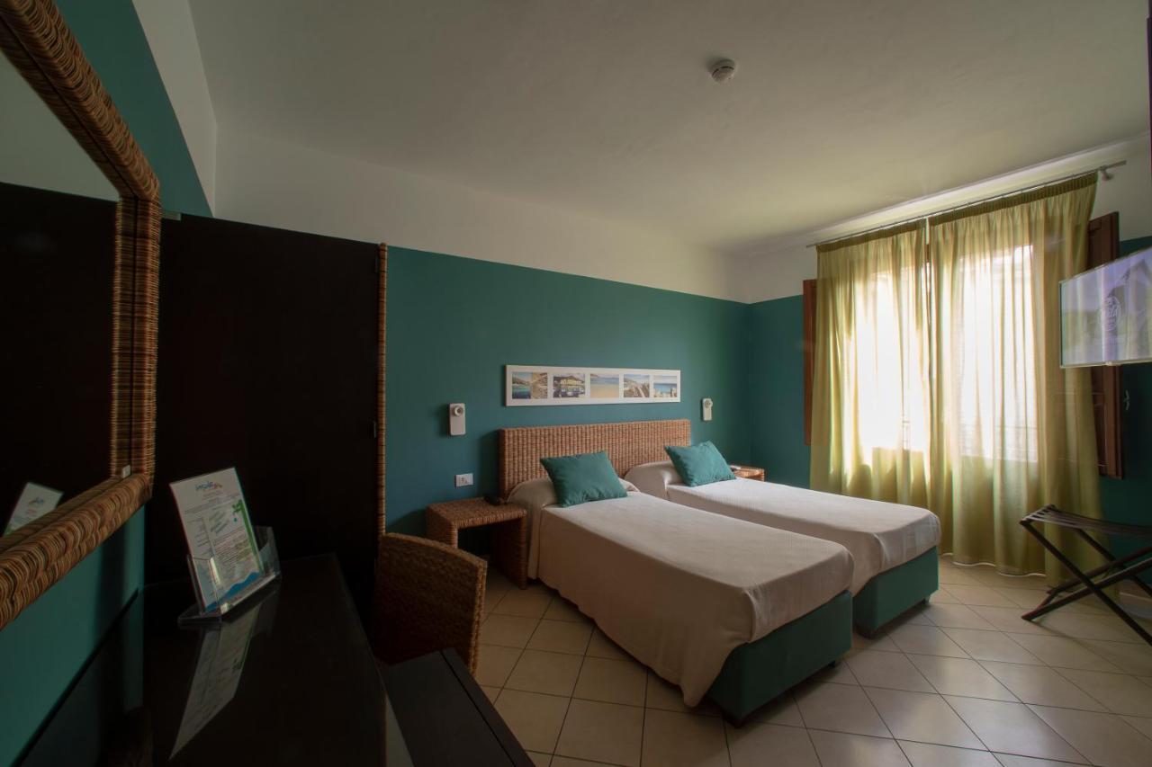 Insula Hotel Фавиняна Екстериор снимка