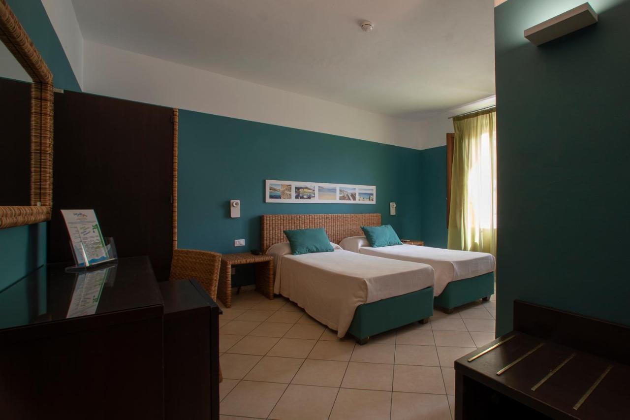 Insula Hotel Фавиняна Екстериор снимка