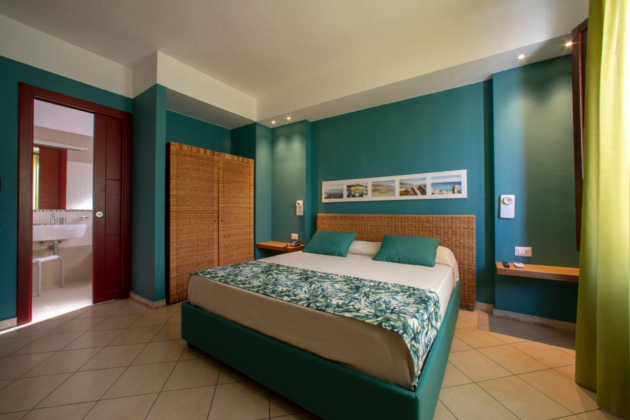 Insula Hotel Фавиняна Екстериор снимка
