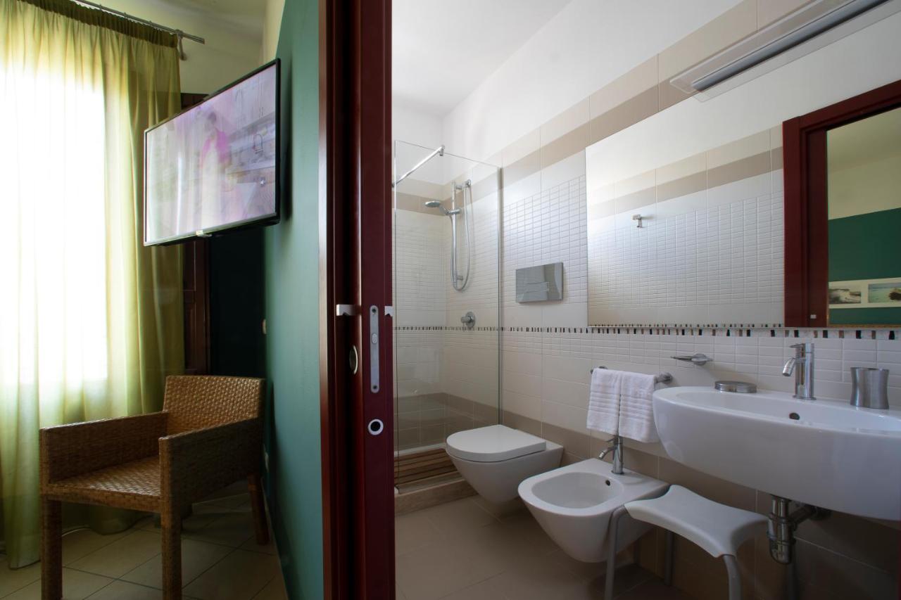 Insula Hotel Фавиняна Екстериор снимка