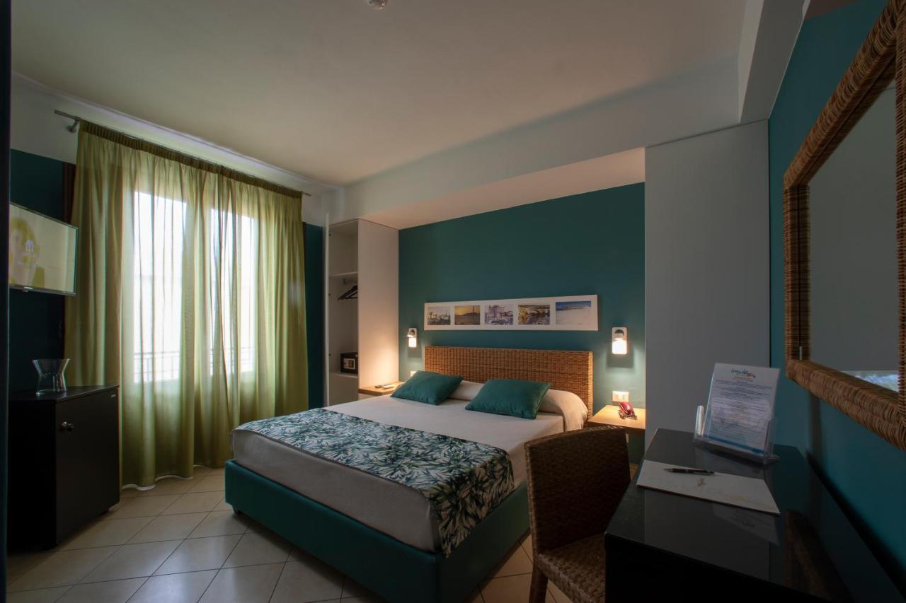 Insula Hotel Фавиняна Екстериор снимка