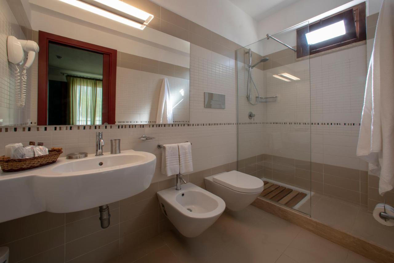Insula Hotel Фавиняна Екстериор снимка