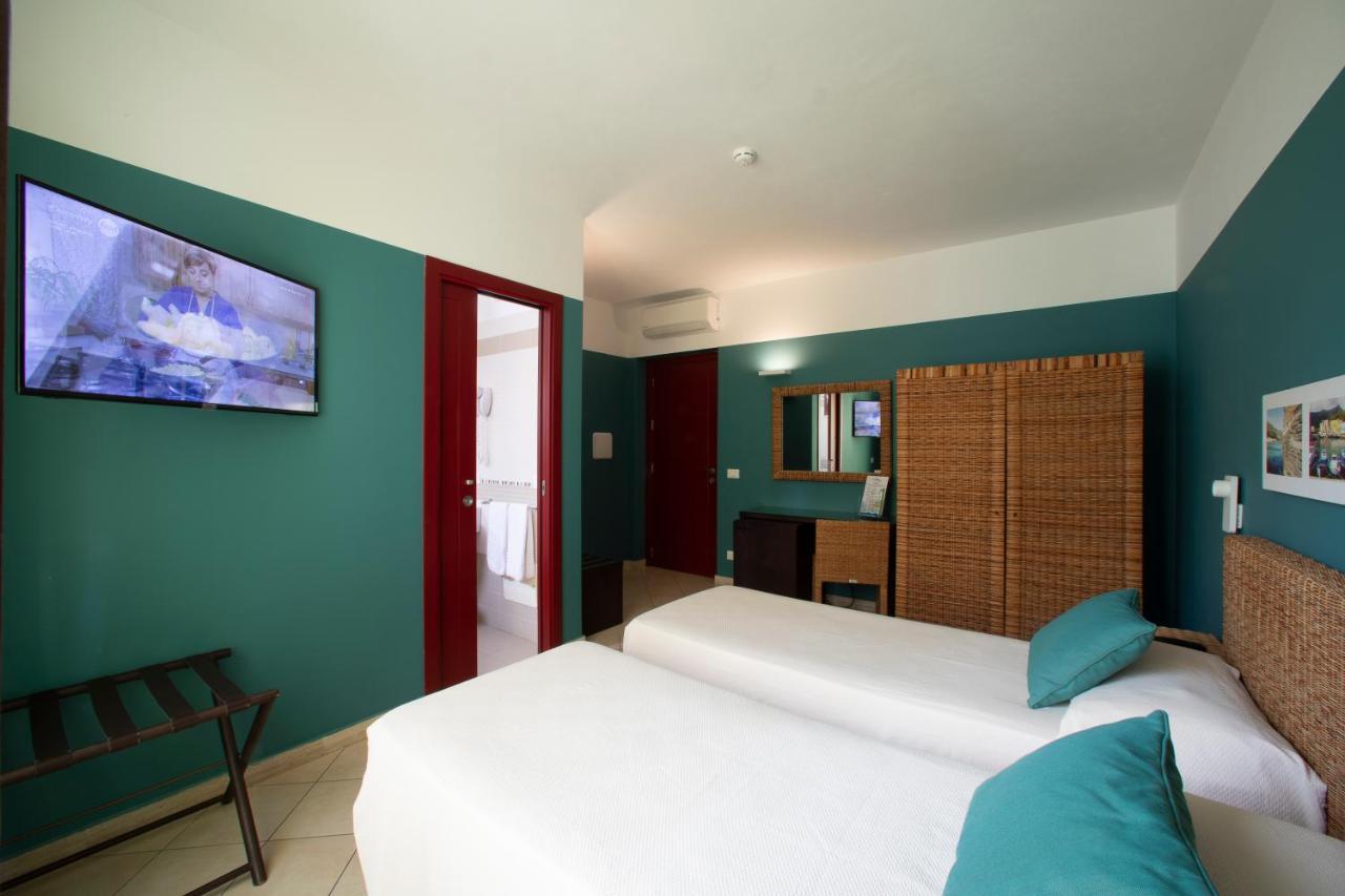 Insula Hotel Фавиняна Екстериор снимка