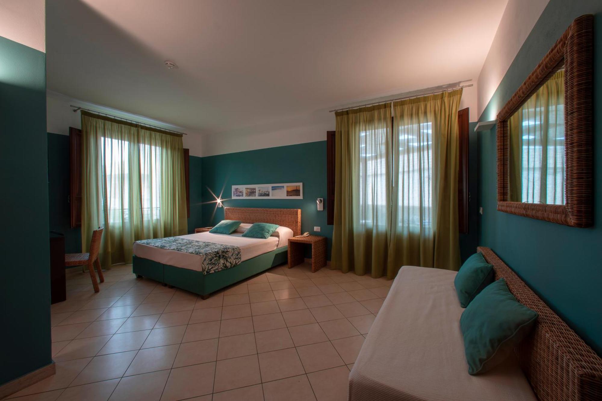 Insula Hotel Фавиняна Екстериор снимка