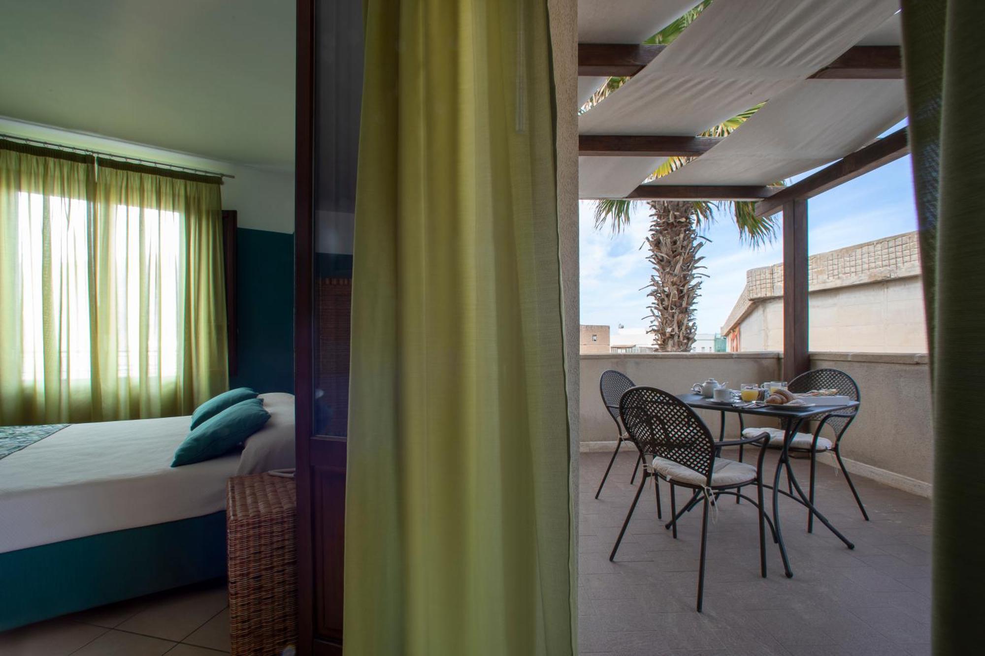 Insula Hotel Фавиняна Екстериор снимка