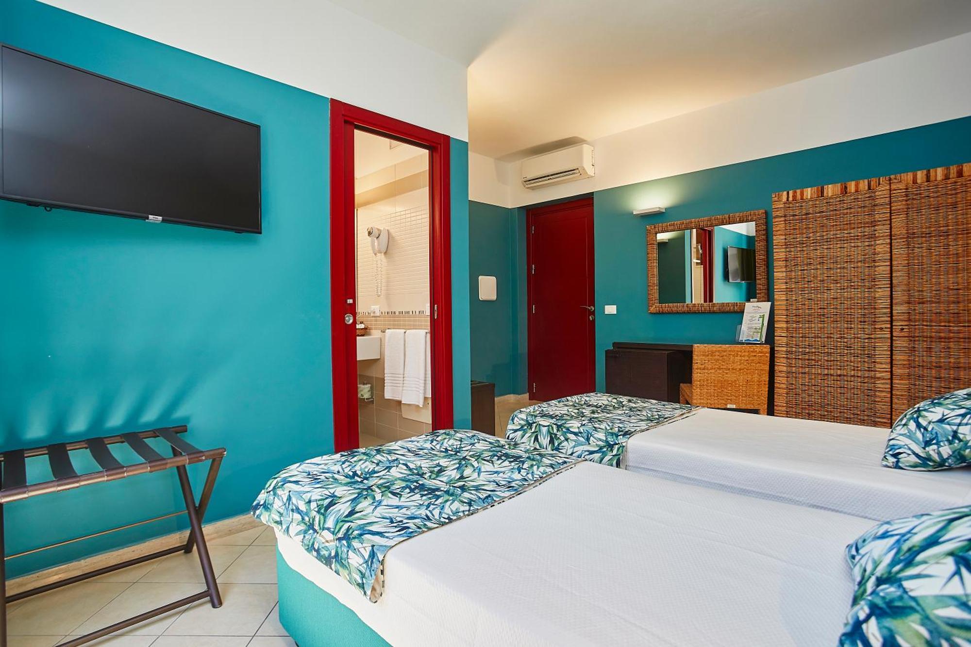 Insula Hotel Фавиняна Екстериор снимка