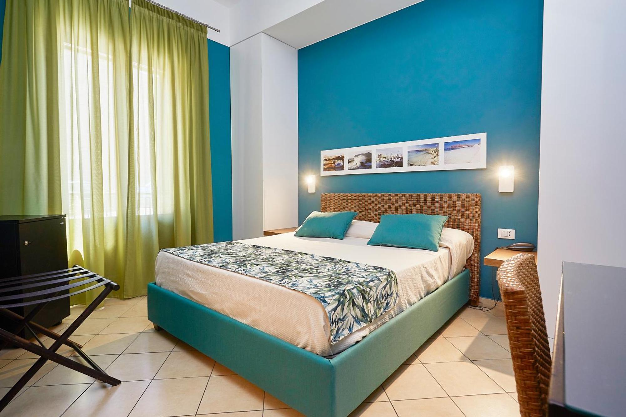 Insula Hotel Фавиняна Екстериор снимка