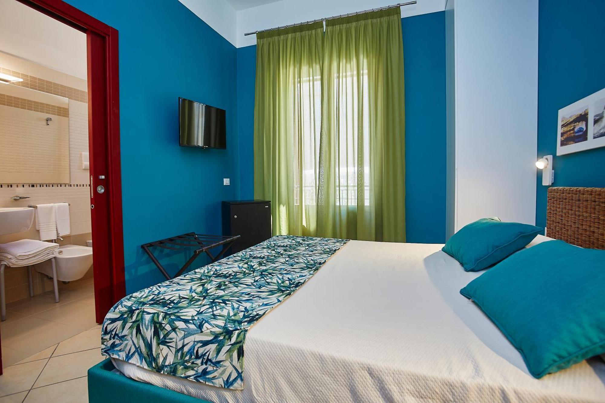 Insula Hotel Фавиняна Екстериор снимка