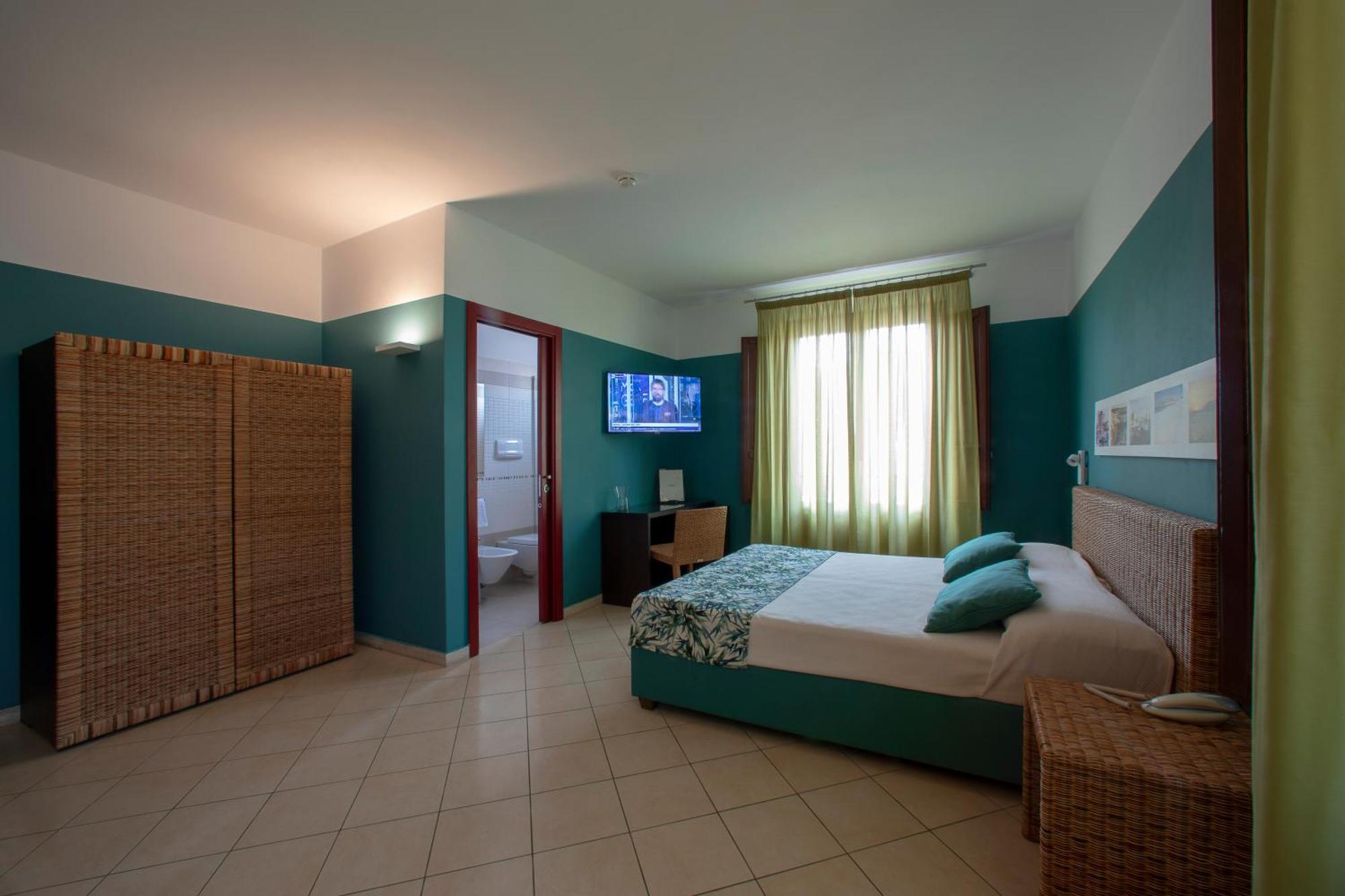 Insula Hotel Фавиняна Екстериор снимка