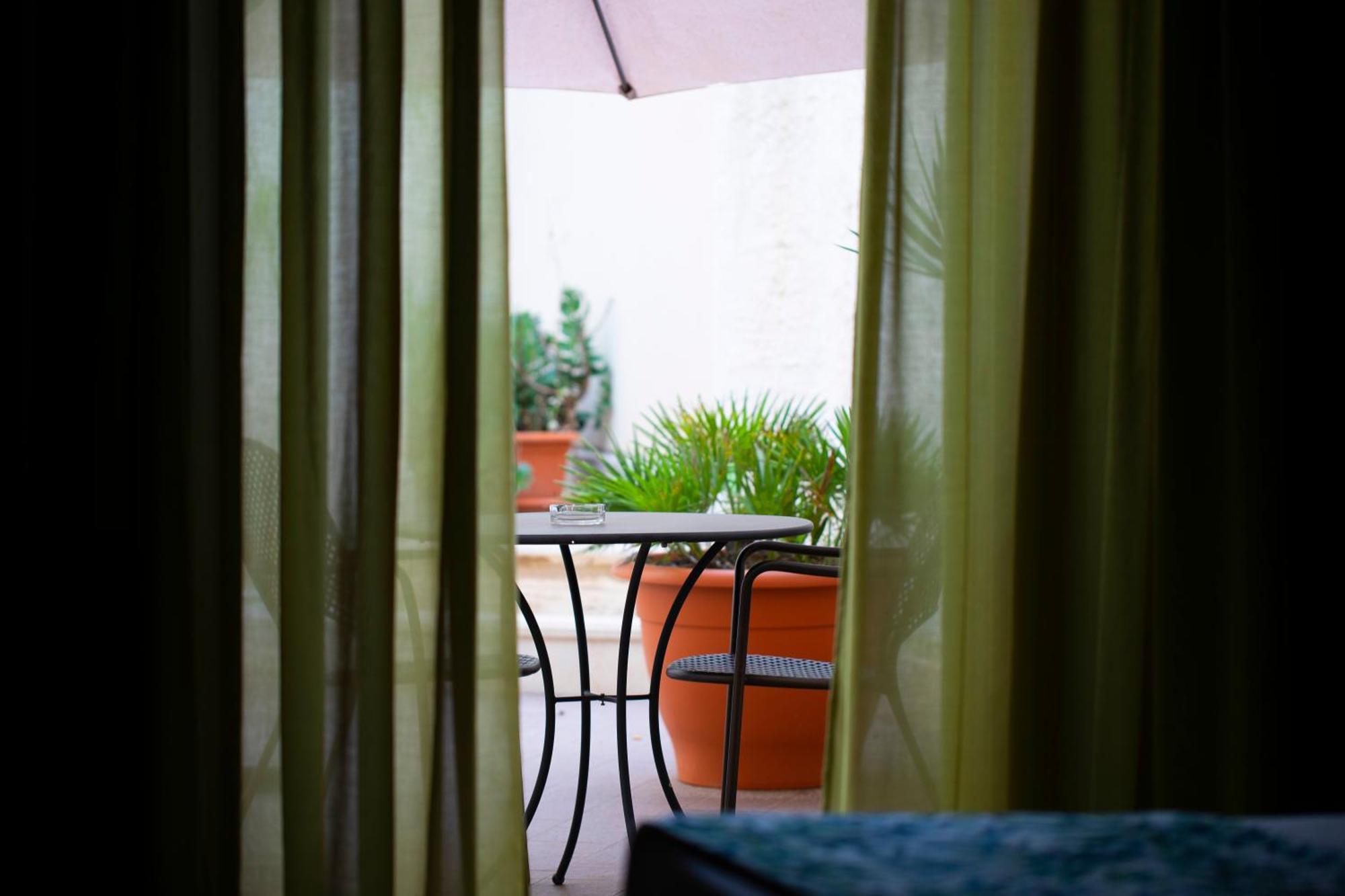 Insula Hotel Фавиняна Екстериор снимка