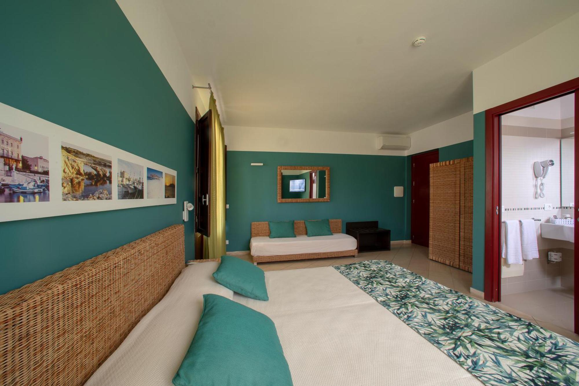 Insula Hotel Фавиняна Екстериор снимка
