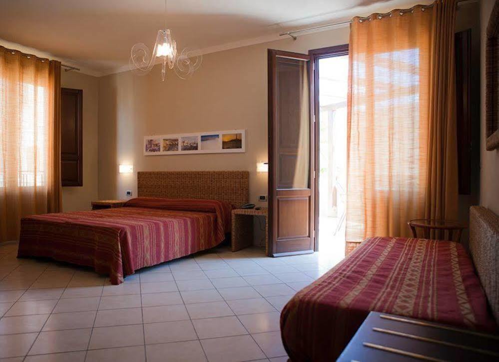 Insula Hotel Фавиняна Екстериор снимка